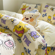Четыре комплекта детских кроватей, три комплекта женских постельных принадлежностей, четыре комплекта постельных принадлежностей.