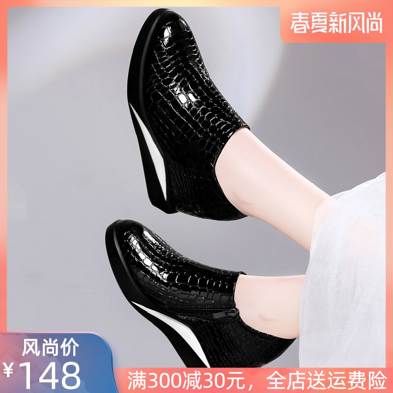 女士皮鞋2020年新款厚底内增高女鞋子春秋漆皮妈妈坡跟高跟单鞋潮