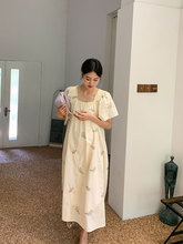 Беременная женщина в платье с короткими рукавами
