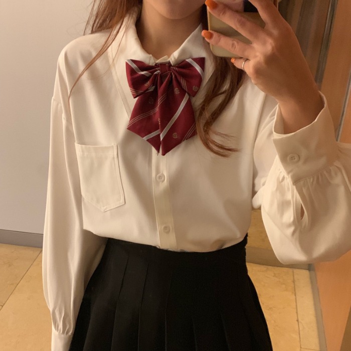 东日日系学院风白色长袖领结衬衫女学生宽松蝴蝶结衬衣是个卷毛