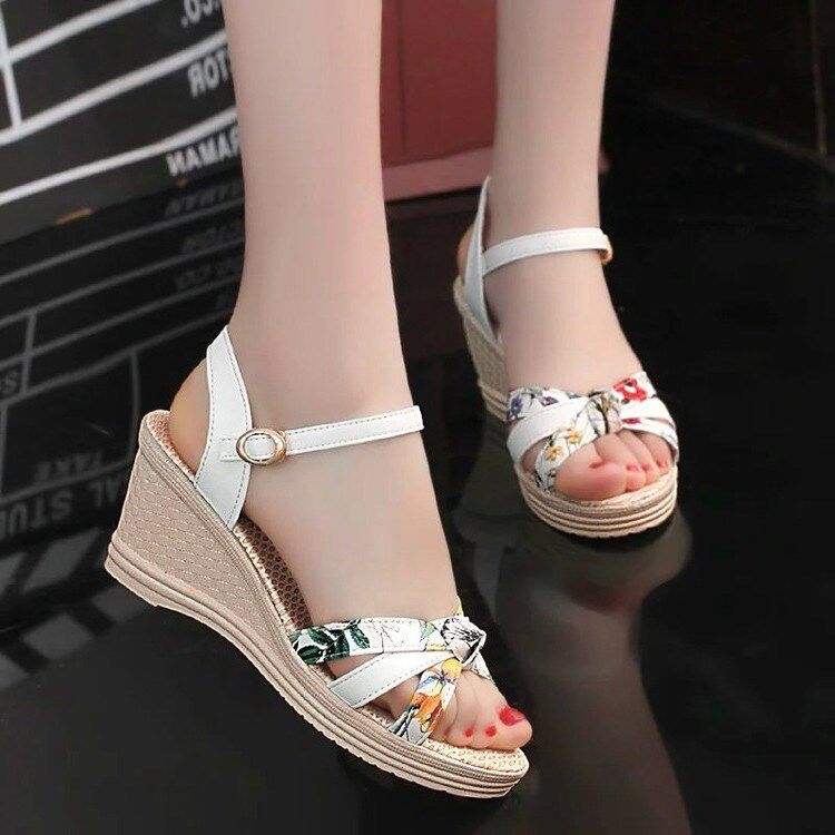 共196 件新款鱼嘴女鞋子坡跟凉鞋子相关商品