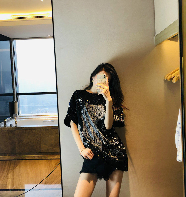 淘宝服装女装拍摄网红酒店风自拍买家秀对镜子自拍不露脸拍照模特