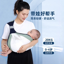 Ребенок носит с собой многофункциональный ремень.