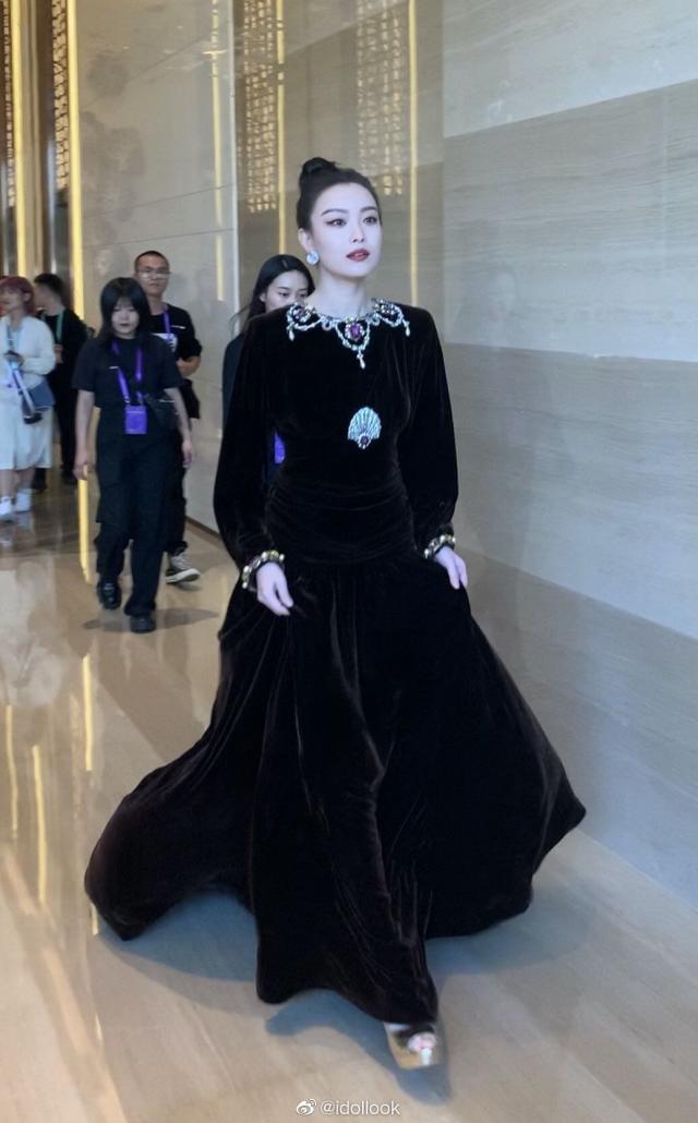 倪妮金鸡奖同款礼服2020新款棕色丝绒衣服年会主持长袖奢华婚纱礼